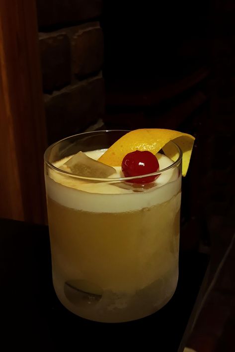 Whiskey Drinks Aesthetic, Whiskey Sour Aesthetic, 90’s Punk, Sour Aesthetic, Sour Cocktails, Whisky Sour, Whiskey Sour, Whiskey Drinks, Cigars And Whiskey