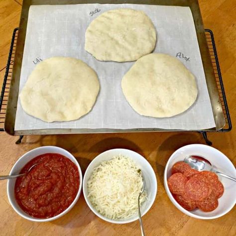 Making Pizza At Home, Mini Pizza Recipes, Pizzas Recipe, Making Pizza Dough, Individual Pizzas, Kids Pizza, Small Pizza, Pizza At Home, Making Pizza