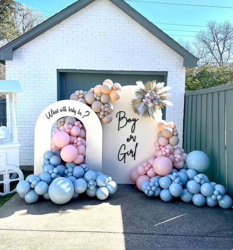 We absolutely LOVED the color scheme on this setup!! 😍😍💕💙 #genderreveal #itsagirl #itsaboy #baby #dfwballoonartist #dfwballoons… | Instagram Gender Reveal Balloon Decor, Gender Reavel Ideas Backdrop, Gender Reveal Deco, Flower Gender Reveal, Gender Reveal Set Up, Classy Gender Reveal Party, Pink Or Blue Gender Reveal Decorations, Gender Reveal Party Backdrop, Foto Gender Reveal