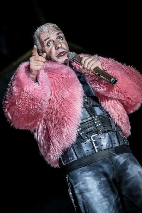 Till Lindemann - Rammstein WHDT Tour 2013 #Rammstein #TillLindemann #WHDT Til Lindemann, 90s Punk, Septième Art, Till Lindemann, Big Photo, Pink Coat, Industrial Metal, Till The End