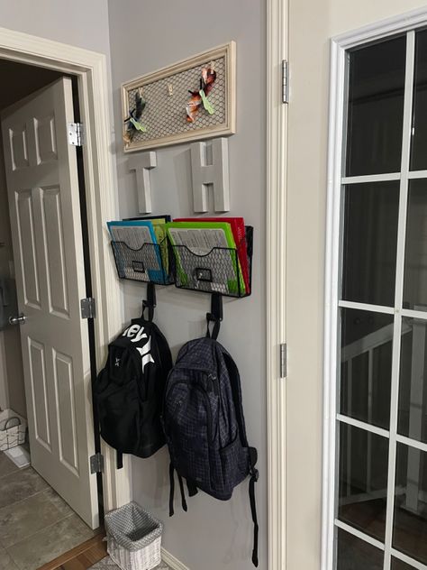 Backpack Hooks Entryway Small Spaces, Backpack Command Center, School Bag Hanging Ideas, Work Bag Storage At Home, Diy Backpack Station, Diy Bookbag Storage, Bookbag Hooks Entryway, Kitchen Backpack Station, Book Bag Station At Home