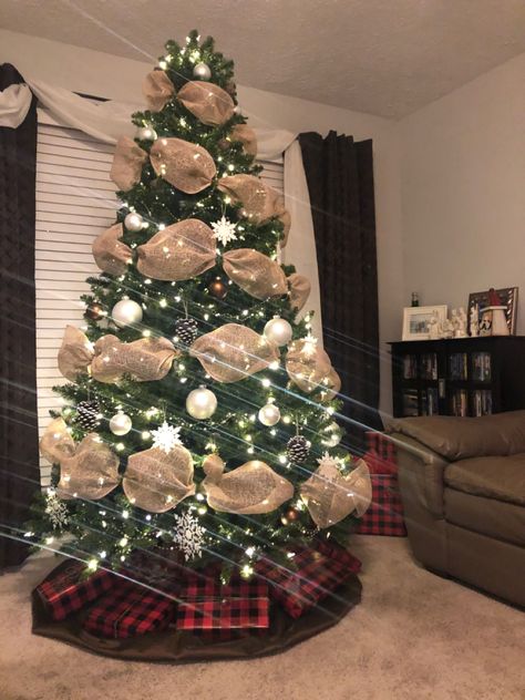 Burlap Theme Christmas Tree, Burlap Christmas Tree Decorations, Christmas Tree Burlap Ribbon, Christmas Tree With Burlap Garland, Burlap Ribbon Christmas Tree, Chrismast Decoration Ideas, Whimiscal Christmas Tree With Burlap, Burlap Christmas Ornaments Trendy Tree, Christmas Tree Burlap