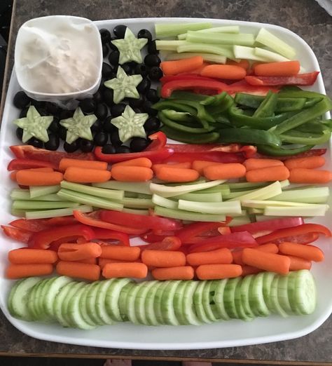 American flag veggie tray. Memorial Day Veggie Tray, Summer Veggie Tray, Patriotic Veggie Tray 4th Of July, 4th Of July Vegetable Tray, 4th Of July Food Veggies, Veggie Tray Designs, Fourth Of July Veggies, 4th Of July Veggies, Patriotic Veggie Tray