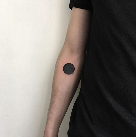 Tatuaje Cover Up, Cream Tattoo, Black Line Tattoo, All Black Tattoos, Black Tattoo Cover Up, Feminine Tattoo Sleeves, Circle Tattoos, Circle Tattoo, Blackout Tattoo