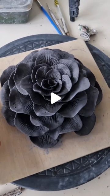 Large Clay Flowers, Clay Flower Sculpture, Black Clay Sculpture, Flower Sculptures Clay, Black Clay Art, Black Clay Ideas, Flower Clay Art, Clay Art Sculptures, Black Clay Pottery