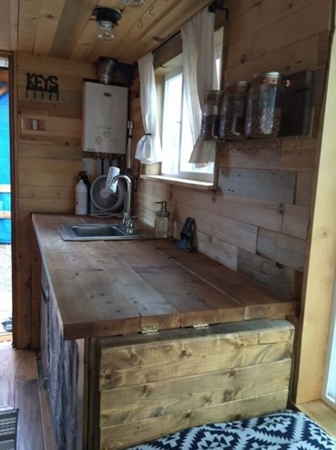 Off Grid Cabin Interior, Tiny House Space Saving Ideas, Tiny House Organization Hacks, Tiny Cabin Kitchen, Off Grid Kitchen, Tiny House Building, Small Houses On Wheels, Off Grid Tiny House, Shed Tiny House