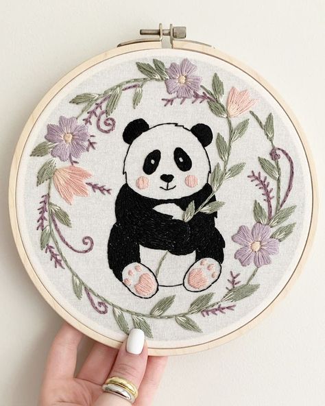 Panda Hand Embroidery, Panda Embroidery Design, Panda Embroidery, Animal Embroidery Patterns, Embroidery Hoop Art Diy, Funny Embroidery, Hand Embroidery Patterns Free, Clothes Embroidery Diy, Beginner Embroidery