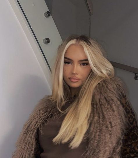 Emma Ellingsen, Embrace Messy Hair, Blonde Hair Goals, Blonde Hair Makeup, Blonde Roots, Dark Hair With Highlights, Blonde Hair Inspiration, Blonde Hair Looks, Hair Appointment