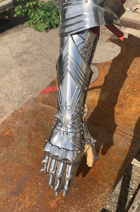 Armor Core Art, Plate Armor Aesthetic, Medieval Armour Reference, Wooden Armor Concept Art, Grieves Armor, Knight Helmet Design, Fairytale Knight, Glove Armor, Greaves Armor