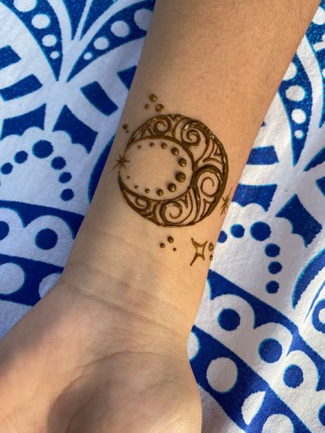 Elevate your look with stunning mehndi tattoo designs that blend tradition and modernity. These henna patterns range from simple and elegant to intricate and bold, catering to all tastes. Perfect for any celebration, they bring a touch of cultural heritage and artistic beauty to your style. Explore the endless possibilities of mehndi art and choose a design that speaks to you. #simplemehndi #hennadesign #mehndidesigns #easymehndi Henna Tattoo Designs Traditional, Space Henna Designs, Henna Christmas Designs, Celestial Henna Designs, Simple Henna Designs Arm, Small Henna Tattoo Designs Simple, Non Traditional Henna Designs, Henna Designs On Arm, Boho Henna Designs