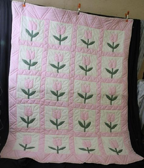 L324 VINTAGE PINK TULIP APPLIQUE QUILT 72 X 94 Tulip Applique, Tulip Quilt, Friendship Symbols, Applique Quilt, American Antiques, Americana Decor, Colorful Quilts, Antique Quilts, Old Clothes