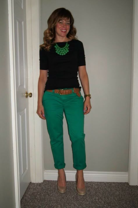 Green Pants Outfit, Mode Ab 50, Bubble Necklace, Green Chinos, Green Bubble, Teacher Outfit, Wear Green, Colored Pants, Green Pants