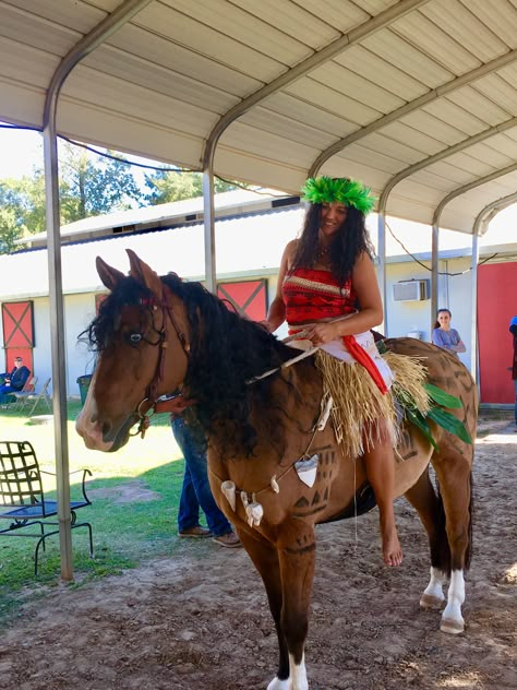 Moana and Maui horse riding costume Pony And Rider Costumes, Dress Up Horse And Rider, Horse And People Halloween Costumes, Disney Horse Costumes, Human And Horse Costume, Horse Show Costume Ideas, Equine Costume Ideas, Horse Show Halloween Costumes, Dog And Human Halloween Costumes Diy