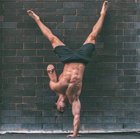 Such a strong pose! 남성 근육, Yoga Kurse, Popsugar Fitness, Pose Yoga, Yoga For Men, Handstand, Shirtless Men, Athletic Men, Calisthenics