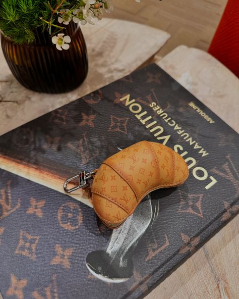 For gourmet Louis Vuitton fans, what could be more alluring than this delightful LV Croissant Bag Charm, intricately crafted from leather with an allover Monogram Gradient motif? This giftable piece, featuring Louis Vuitton-engraved palladium-finished hardware, does double duty as a miniature pouch. #leaguefits #louisvuitton #louisvuittonbags #louisvuittonbag #louisvuittonaddict #louisvuittonlover #lvcommunity #lvworld #leaguefits #hypebeast #saks #fashionblogger #lvmonogram #lvmens #trave... Lv Croissant Bag, Croissant Bag, Lv Monogram, Louis Vuitton Bag, Fashion Blogger, Miniatures, Monogram, Louis Vuitton, Pouch