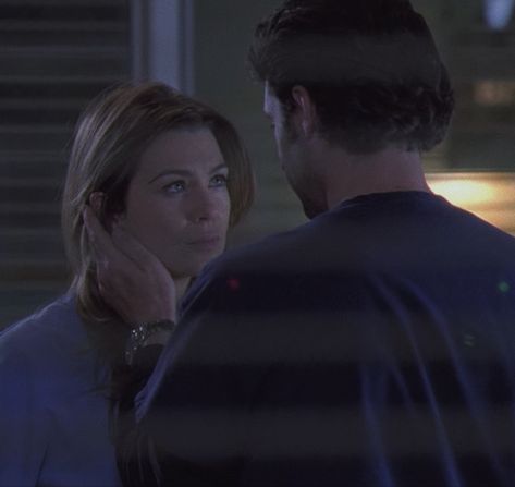 Meredith And Derek Aesthetic, Derek Shepherd And Meredith Grey, Merideth Grey And Derek Shepherd, Greys Anatomy Meredith And Derek, Meredith And Derek Post It, Derek Looking At Meredith, Derek And Meredith, Meredith And Derek Pregnant, Greys Anatomy Couples