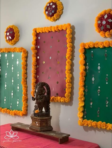 Wall Decor Ideas For Festival, Janmashtami Decoration Theme, Jain Parna Decoration At Home, Teej Festival Decoration At Home, Ganpati Makhar Ideas, Ganpati Backdrop Ideas Diy, Pooja Decorations At Home, Teej Decoration Ideas At Home, Dupatta Decoration Ideas At Home