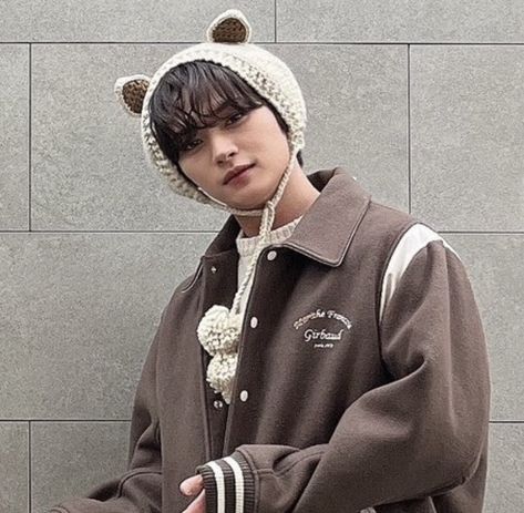 lee know icon pfp brown stray kids skz Phone Wallpaper Themes, Beige Icons:), Cream Aesthetic, Brown Outfit, Best Kpop, Kids Icon, Icon Pfp, Brown Aesthetic, Beautiful Person