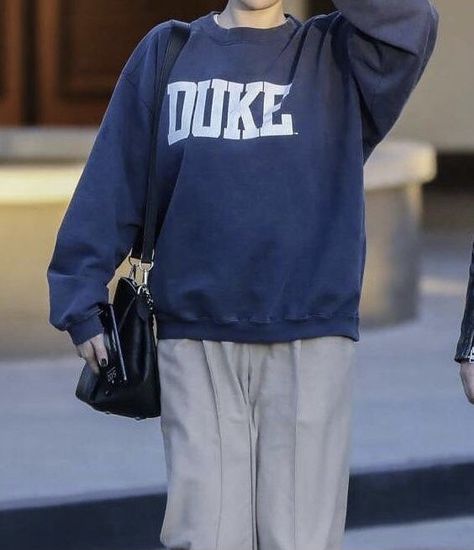 Duke University Outfit, Duke Sweatshirt, Duke University, Models Off Duty, 가을 패션, Law School, Jeans Boyfriend, Dream Job, Off Duty