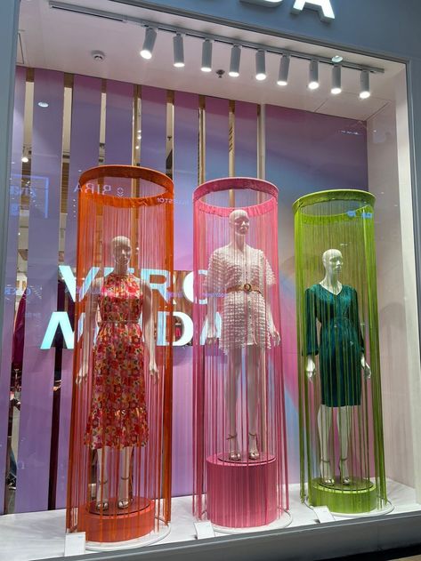 Creative Window Display Ideas, Visual Merchandising Window Displays, Fashion Store Window Display, Retail Window Design, Window Display Design Fashion, Fashion Store Design Boutiques, Mannequin Display Ideas, Visual Merchandising Ideas, Boutique Window Displays