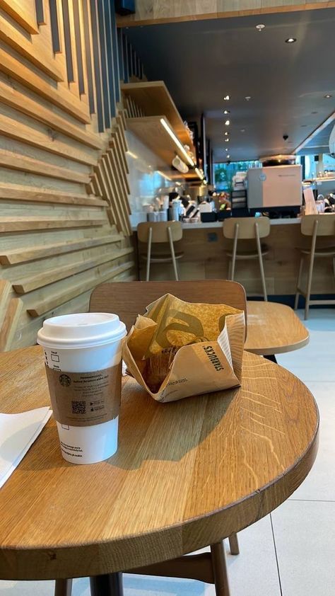 Airport Aesthetic Coffee, Airport Food Snapchat, Airport Coffee Aesthetic, Airport Coffee Shop, Starbucks Airport, Starbucks Coffee Aesthetic, Airport Coffee, Starbucks Photography, Cafe Ootd