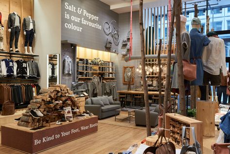 Hiking Store, Concept Stores, Retail Store Interior, Retail Concepts, Store Interiors, Leather Wall, Retail Merchandising, Retail Store Design, Natural Branding