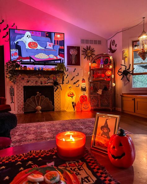 Megan Abert | Midwest Vintage Curator | Goodnight, ghouls 👻 | Instagram Halloween Living Room, Fall Room, Cozy Halloween, Spooky Fall, Halloween Room, Fall Mood Board, Fall Mood, Spooky Szn, Halloween 3