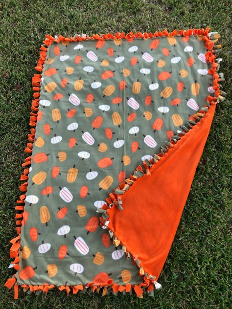 Fall blanket with pumpkins Fall Fleece Blanket, Fall Diy Blankets, Blanket Making With Friends, Fall Crafts Couples, Best Friend Blankets Diy, Halloween Fleece Blanket Diy, Halloween Blanket Making, Homemade Halloween Blankets, Halloween Diy Blanket