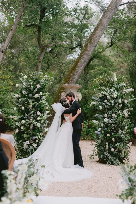 Spring Wedding at Chateau Martinay in Provence Chateau Martinay, Destination Wedding Flowers, Bridal Aesthetic, Luxury Wedding Flowers, Couples Clothes, Germany Wedding, Modern Wedding Bouquets, Destination Wedding Reception, Flowers Luxury