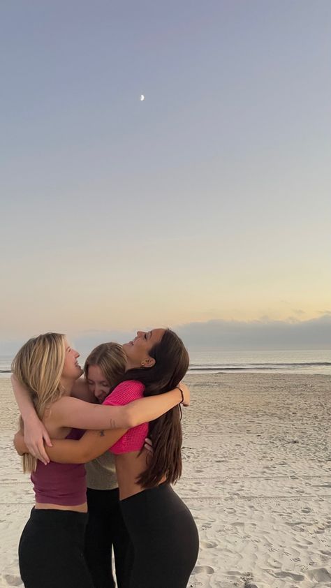 #beach #sunset #trio 4 People Beach Pictures, Pictures With Friends At The Beach, Trio Sunset Pictures, Group Of 3 Beach Pics, Trio Beach Pics Aesthetic, Trio Beach Photos, Beach Pictures Friends Trio, Trio Beach Pics, Aesthetic Trio Pics