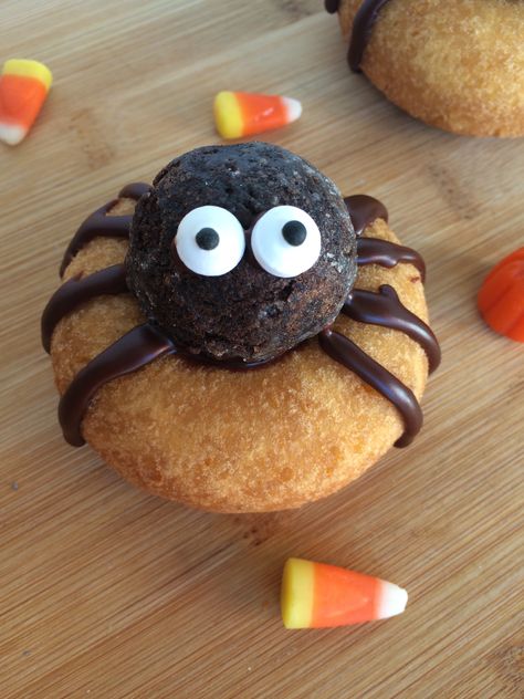 Muffins Halloween, Spider Donuts, Halloween Donuts, Halloween Breakfast, Dulces Halloween, Donut Decorations, Easy Halloween Food, Halloween Food Treats, Halloween Treats Easy