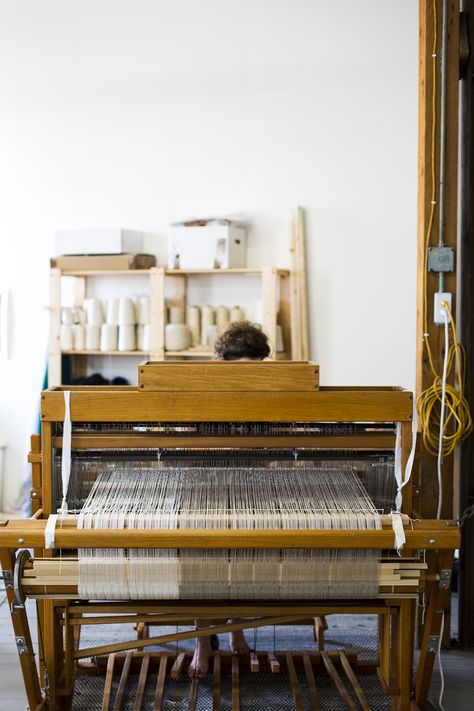 Weaving Organization, Weaving Room, Weaving Studio, Weaving Machine, Weaving Loom Diy, Floor Loom, Studio Chairs, Rigid Heddle Weaving, Studio Visit