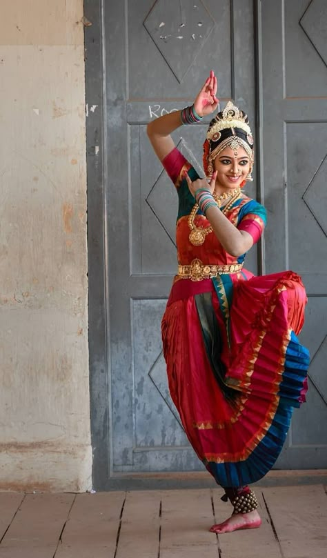 Dance Poses Bharatnatyam, Barathanatyam Dance Poses, Indian Dancer Photography, Classical Dancer Photography, Baratham Poses, Bharatnatyam Dance Poses, Baratha Natyam Photography, Kuchipudi Dance Poses, Bharatanatyam Poses Photography