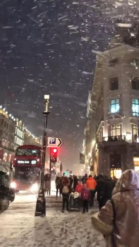 How wonderful is London under the snow ? Snow In London Aesthetic, Xmas Videos Aesthetic, London Snow Aesthetic, Christmas In London Video, Winter In London Aesthetic, Winter Videos Snow, New York Snow Aesthetic, Winter London Aesthetic, Christmas Vibes Videos