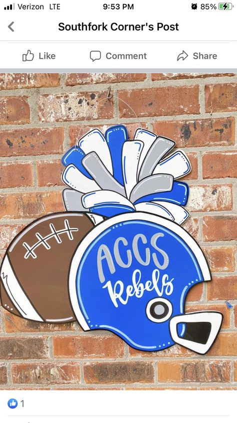 Football Yard Signs, Fall Door Signs, School Door Ideas, Baseball Yard Signs, Fall Craft Fairs, Painted Window Art, Diy Yard Art, Football Door Hangers, Door Hanger Ideas