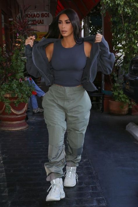 Kardashian Casual Outfit, Yeezy Outfit, Kim Kardashian Outfits, Kardashian Outfit, Kim Kardashian Style, Tomboy Style Outfits, Looks Street Style, Kardashian Style, Streetwear Fashion Women