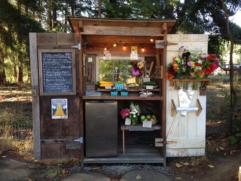 Farm Stand With Fridge, Self Service Farm Stand, Summer On The Farm, Roadside Farmstand Ideas, Veggie Stand Roadside, Portable Farm Stand, Roadside Stand Ideas, Road Side Stand Ideas, Farm Stands Roadside