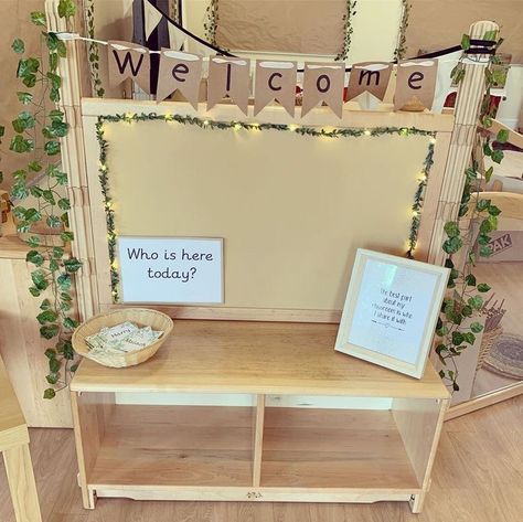 Registration Board Eyfs, Early Years Self Registration, Preschool Classroom Displays, Preschool Reggio Classroom, Pre Kindy Room Set Up, Self Registration Eyfs Ideas Natural, Nursery Self Registration Ideas, Curiosity Approach Classroom Ideas, Grade 1 Classroom Decoration Ideas