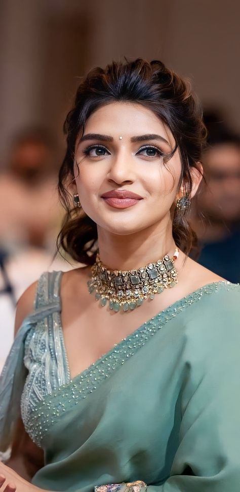 Sree Leela, Ritika Singh, Actress Hairstyles, Actress Without Makeup, Indian Bridal Makeup, Indian Actress Hot Pics, Beautiful Smile Women, Choker, Gold