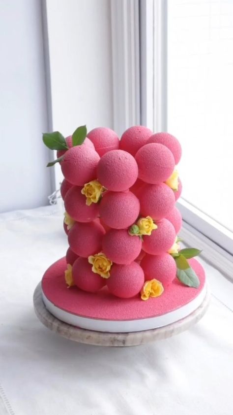 Cakes Cupcakes Macarons with Natalia Dalehaug | Bubble cake by @tgsaveur 💕💕💕 What do you guys think about this cake design? Would you serve chocolate spheres filled with cake to your… | Instagram Bubble Cake, How To Make Bubbles, Cake Slices, Flower Box Gift, Traditional Cakes, Cute Birthday Cakes, Cake Slice, Mousse Cake, Cakes Cupcakes