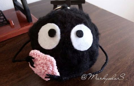 SUSUWATARI // amigurumi �❤ ➡Ojitos en fieltro ➡ Alambre en bracitos ➡100% algodón ➡Materiales e Halloween Decor, Halloween Decorations, Crochet Hats, Amigurumi, Crochet, Halloween, Hats, Quick Saves