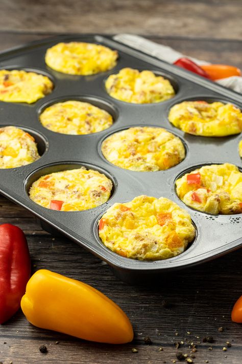 Bacon and Egg Muffins are loaded with egg, bacon, cheese, peppers, onions and spices for the perfect on the go breakfast. Cheesy Bacon Egg Muffins, Loaded Bacon And Egg Hashbrown Muffins, Canadian Bacon Egg Cups, Muffin Pan Eggs, Bacon Cornbread, Omlet Recipes, Bacon Egg Muffins, Egg Muffin Cups, Bacon Muffins