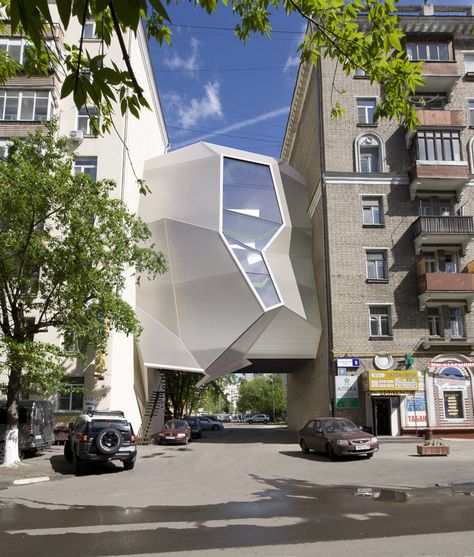 Gallery of Parasite Office / za bor architects - 1 Parasite Architecture, Parasitic Architecture, Urban Office, Architecture Cool, Eco Architecture, Urban Architecture, Tiny Spaces, Design Innovation, Space Architecture