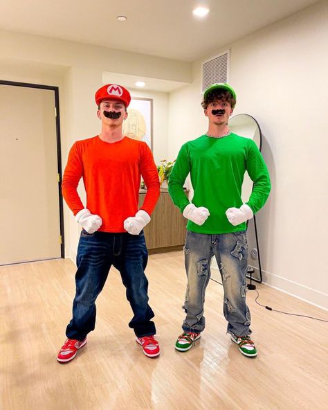 Mario Costume Men, Mario And Luigi Halloween, Luigi Halloween Costume, Mario Halloween Costumes, Ondreaz Lopez, Lopez Brothers, Luigi Costume, Mario Cosplay, Tony Lopez