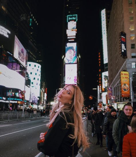 Newyork Insta Pics, Cool Nyc Pictures, Instagram Pose Ideas Nyc, Nyc Profile Picture, Instagram Poses City, New York Instagram Aesthetic, New York Selfies Instagram, Poses For Pictures Instagram New York, Nyc Poses New York City