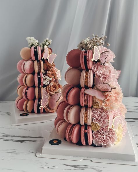 Dreamy Romantic Pink Theme🎁💝 #macarontower | Instagram Macaroon Dessert Table, Macaron Table Display, Macaron Arrangement, Macarons Decoration, Macaroons Cake, Easy Macaroons, Macarons Wedding, Macaron Display, Easy Macaroons Recipe