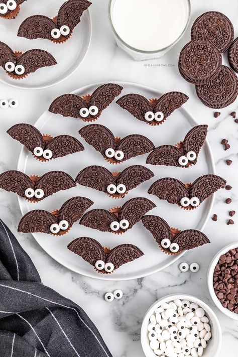 Oreo Bats, Bat Cookies, Halloween Party Desserts, Halloween Finger Foods, Halloween Deserts, Halloween Oreos, Easy Halloween Snacks, Halloween Snacks For Kids, Spooky Halloween Treats