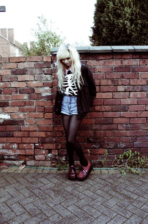 March 2012 - KAYLA HADLINGTON - UK Fashion Blog Band Tee Outfits Winter, 2010 Hipster, Band Tee Outfits, Tee Outfits, Girl Punk, Pastel Goth Fashion, Scene Girls, Grunge Look, Tumblr Outfits