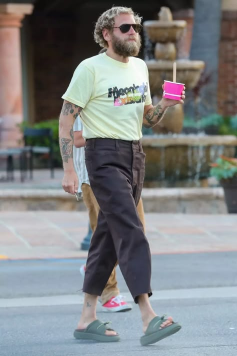 Jonah Hill Outfit, 90s Dad Outfit, Jonah Hill Fashion, Jonah Hill Style, Gentleman Style Summer, Sweatpants Outfit Men, T Shirt Outfit Men, Dad Fits, Minimal Streetwear