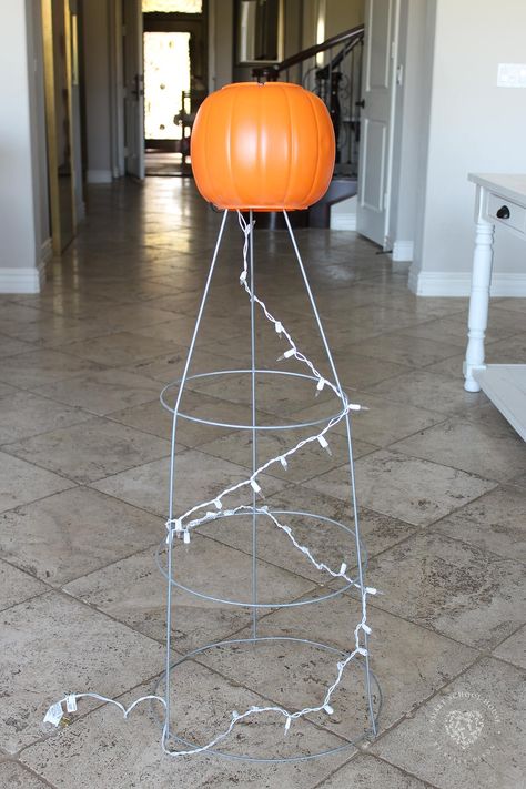 Fall Decor With Tomato Cage, Tomato Cage Light Up Ghost, Cousin It Tomato Cage Diy, Crafts With Tomato Cages, Tomato Cage Balloon Stand, Ghost Decoration Outdoor, Tomato Basket Ghost, Tomato Cage Cousin It, Witches Made From Tomato Cages